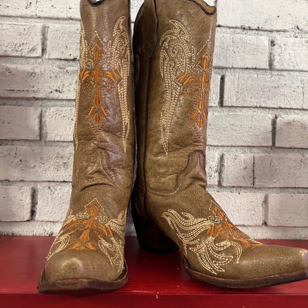 Circle G Tan and Cream Embroidered Heeled Boots Size 9M